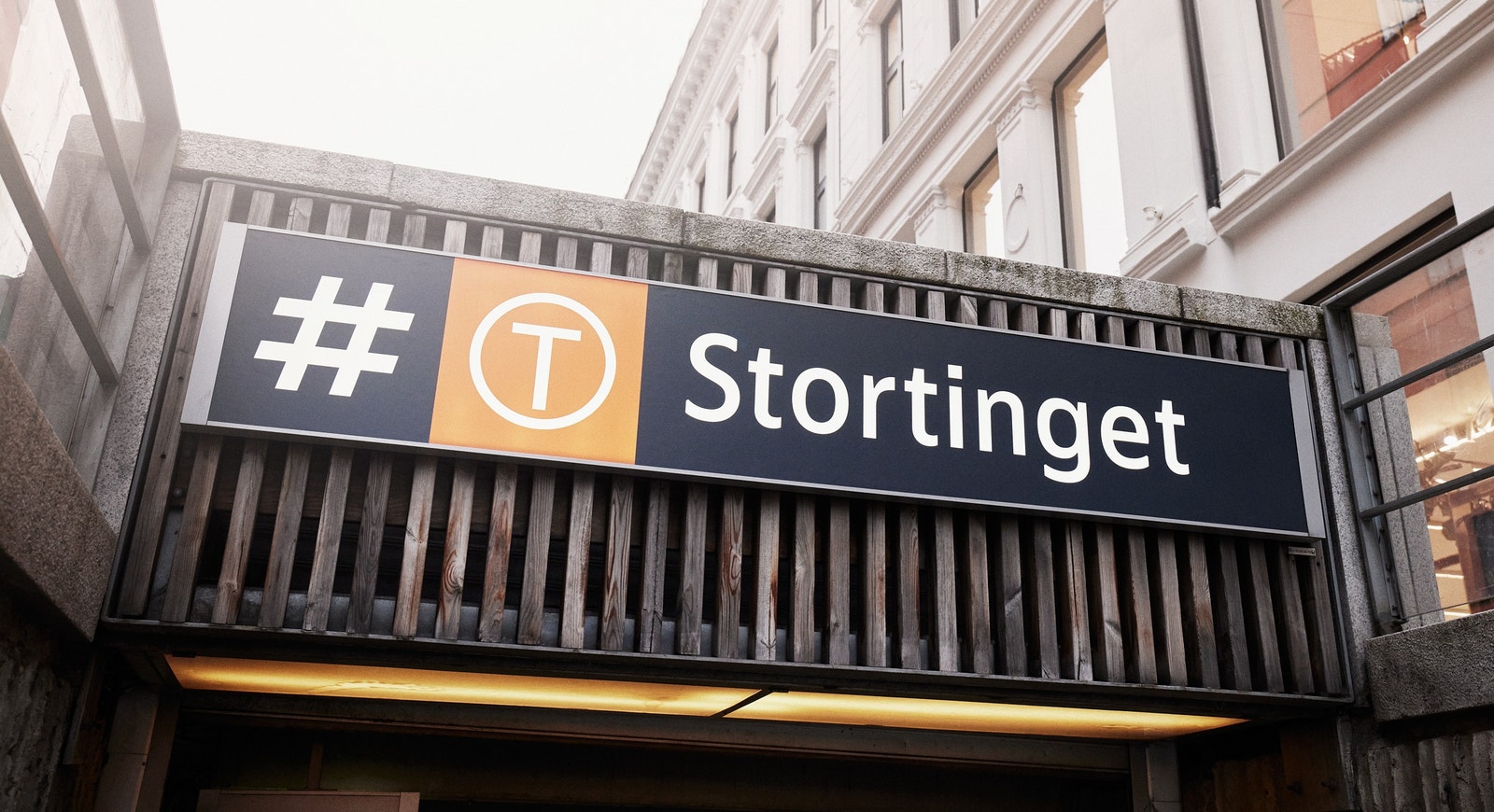 Kort vei til trikk, buss, T-bane og tog. Stortinget T-banestasjon ligger ca. 70 m fra kontorinngangen. Galleribilde