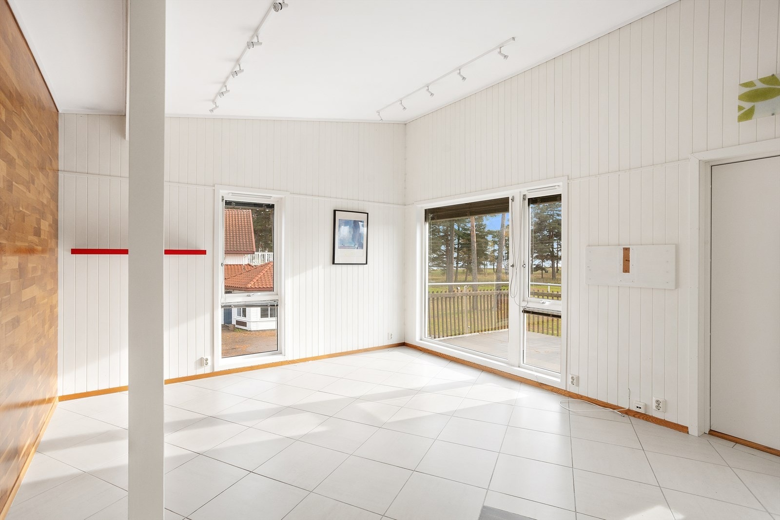 Romslig stue/kjøkken med god takhøyde Galleribilde