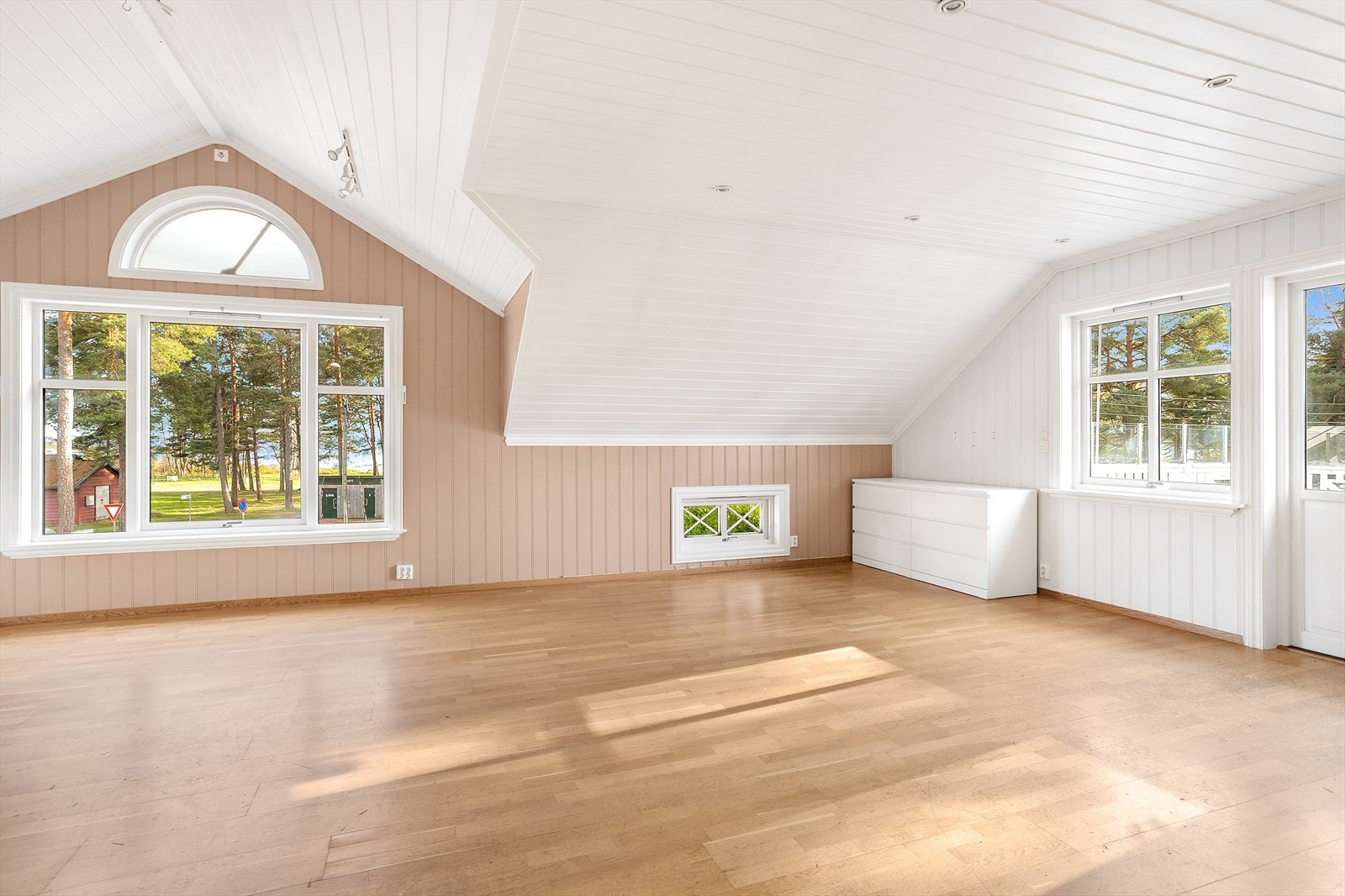 Stue leilighet 2. etg. - med utgang til terrasse med super utsikt Galleribilde