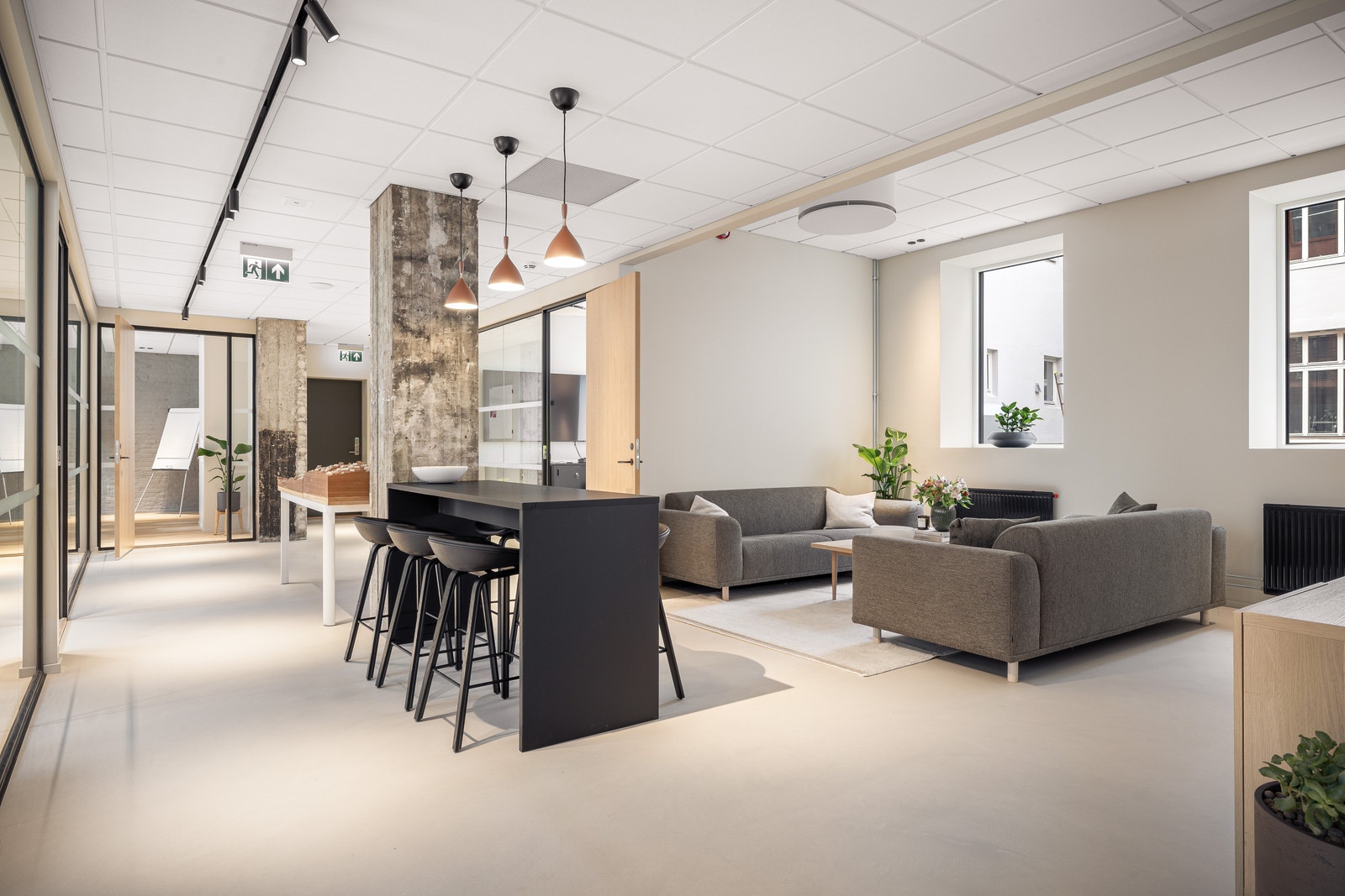 Rålekkert kontorlokale med god takhøyde, samt overflater og materialer i tidløs og høy kvalitet Galleribilde