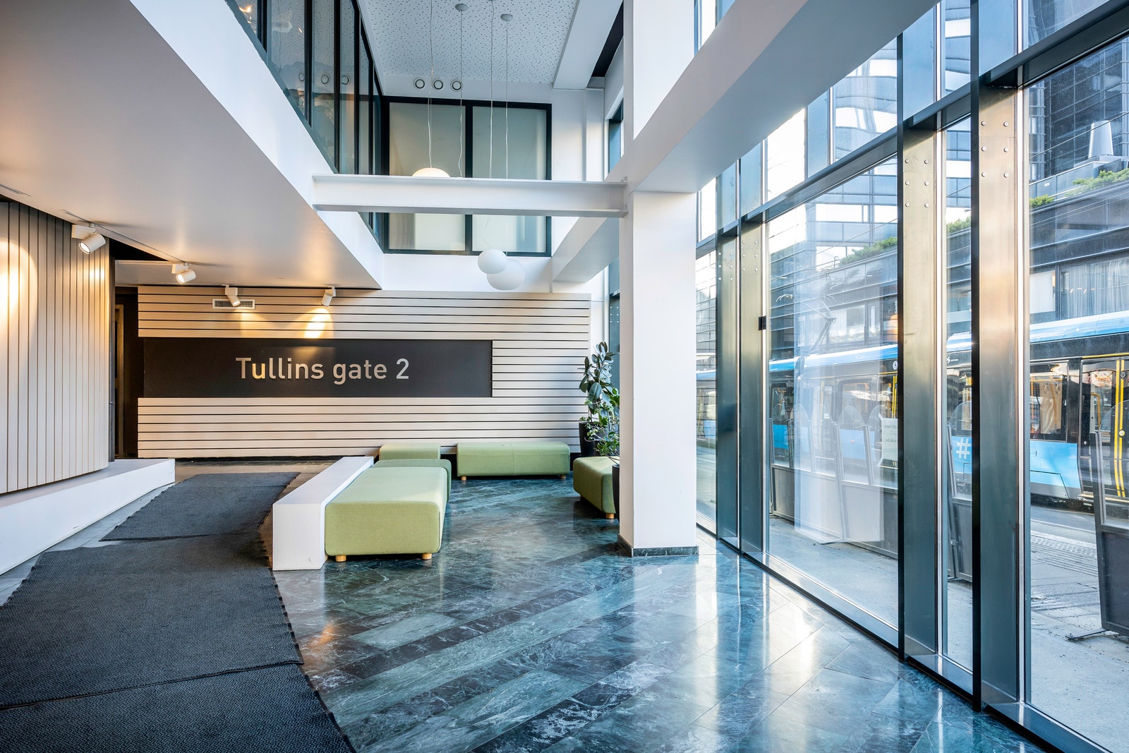 Delikat inngangsparti med store glassflater sikrer en god atmosfære for ansatte og besøkende. Galleribilde