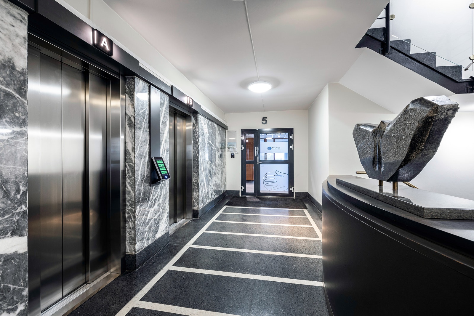 Flotte overflater i trapp og heisløp. Galleribilde