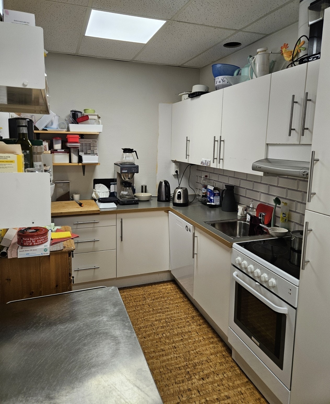 Lite kjøkken med hvitevarer Galleribilde