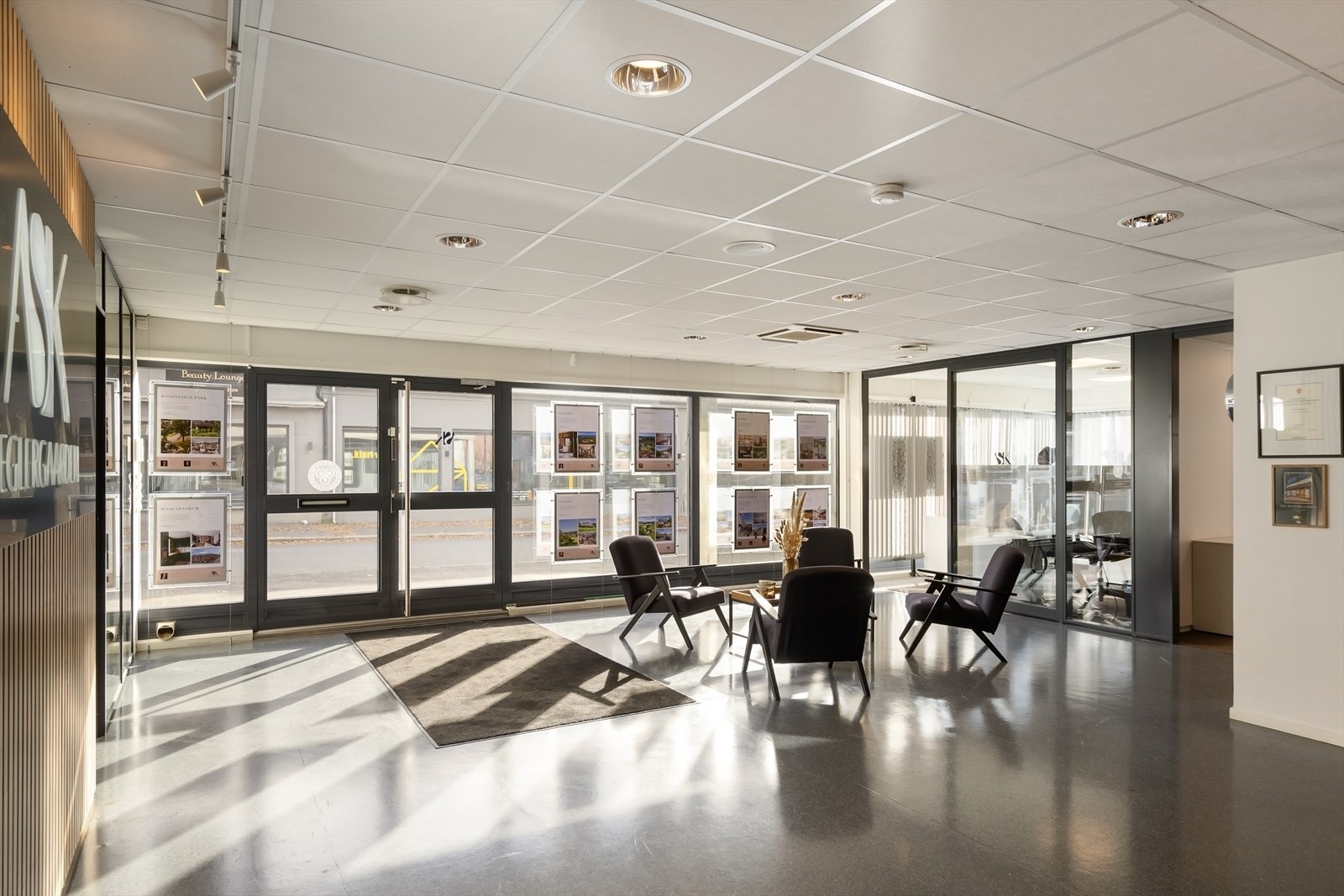 Inngangsparti/ventesone Galleribilde