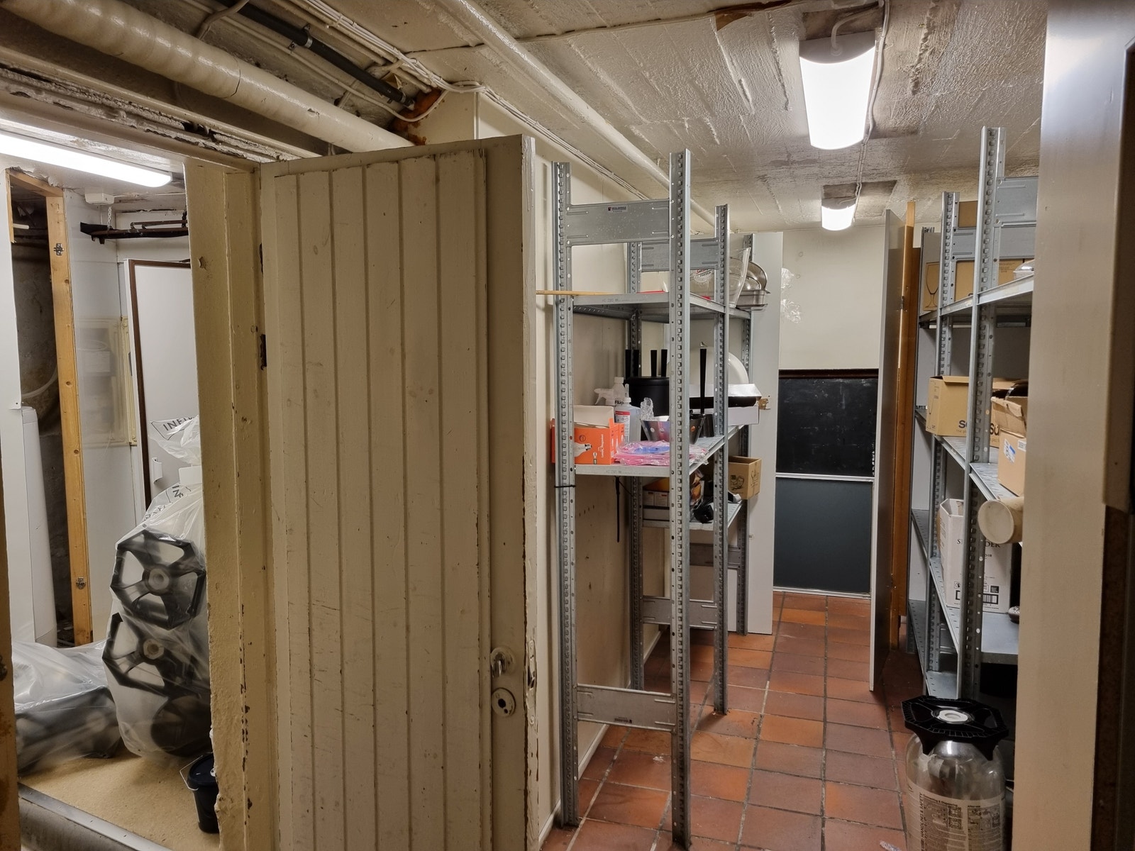 Lager i kjeller Galleribilde