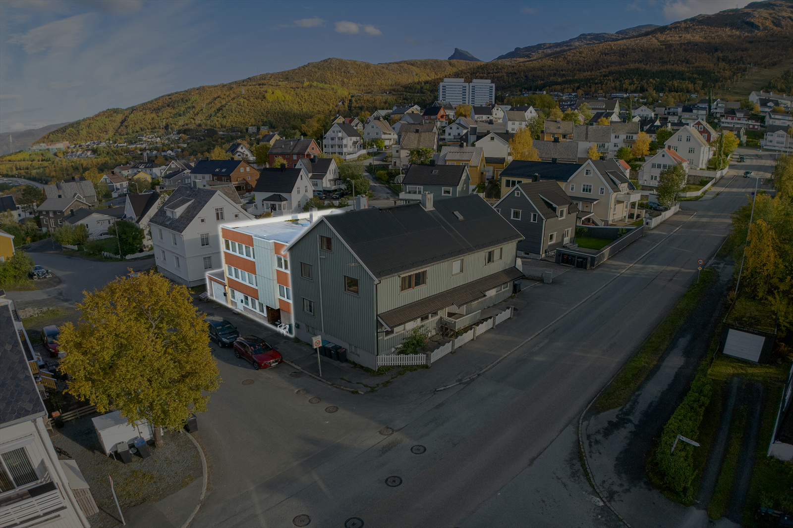 Eiendom med flere utleiedeler og kontor-/lagerlokale sentralt på Oscarsborg i Narvik Galleribilde