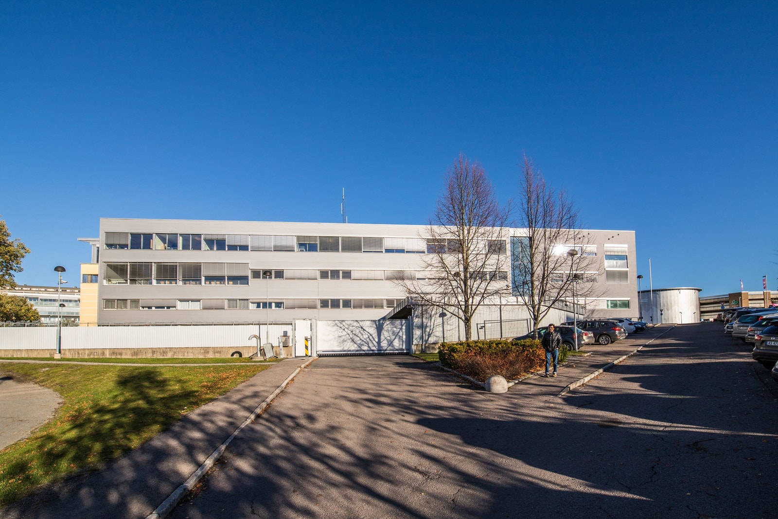 Baksiden av eiendommen. Gode parkeringsmuligheter. Galleribilde