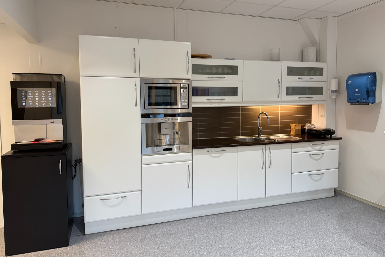 Kjøkken med hvitevarer. Galleribilde