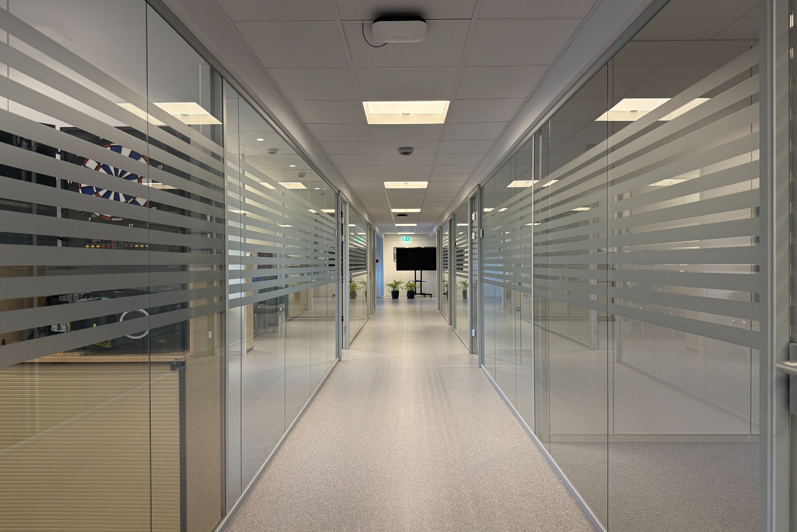 Lyst og trivlig, mye glass gir godt med gjennomlys i lokalene. Galleribilde