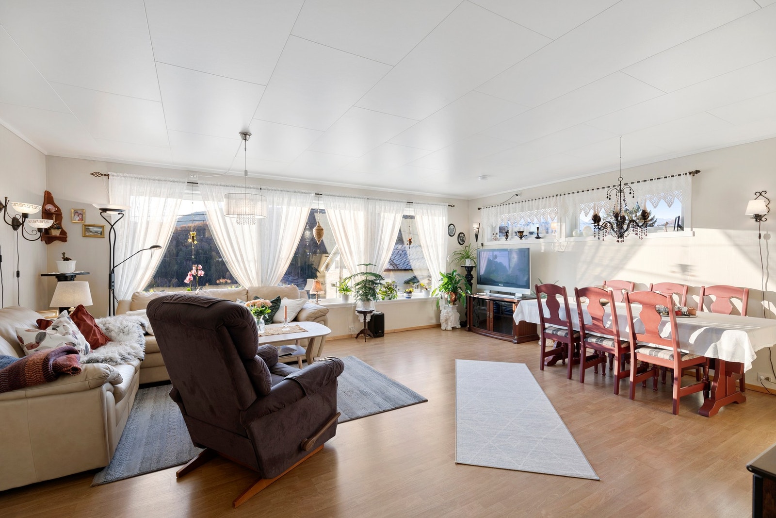 Romslig stue med flere vindusfelt Galleribilde