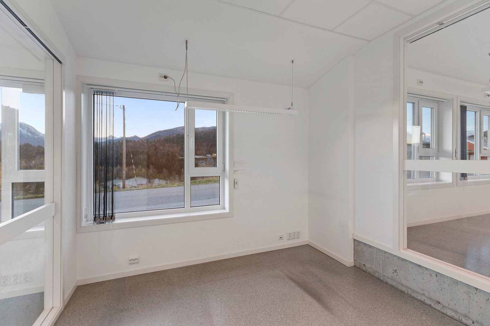 Her er det beliggende tre kontorer, bygd i 2012, med gulvvarme og skyvedører i glass Galleribilde