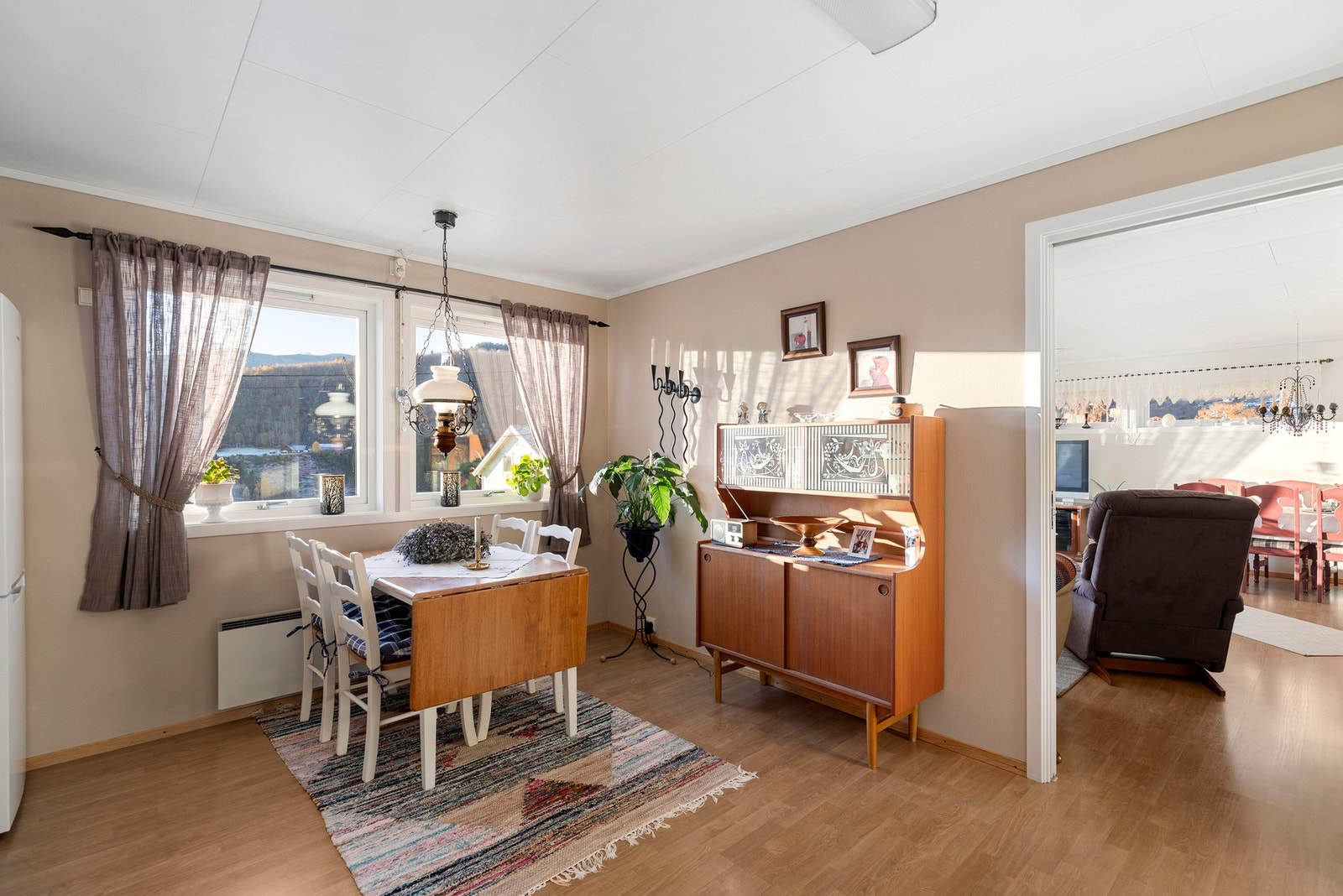 Kjøkken med god plass til frokostbord Galleribilde