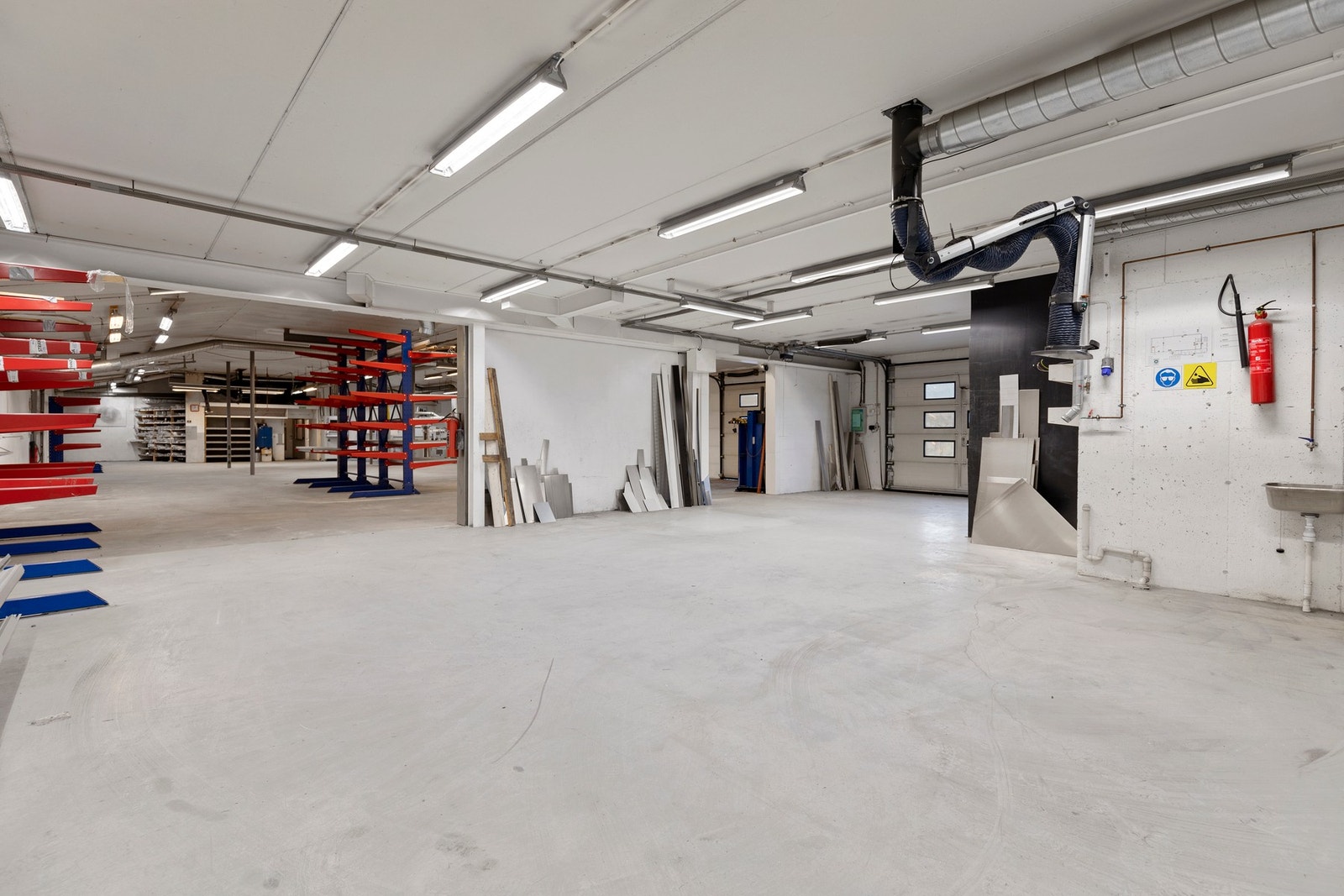 Lageret er på ca. 120kvm, og har egen leddport Galleribilde