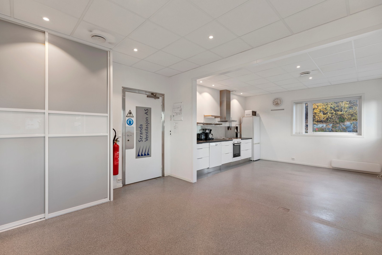 Kantine ble bygd i 2008, og er utstyrt med kjøkkeninnredning og skyvedørsgarderobe Galleribilde