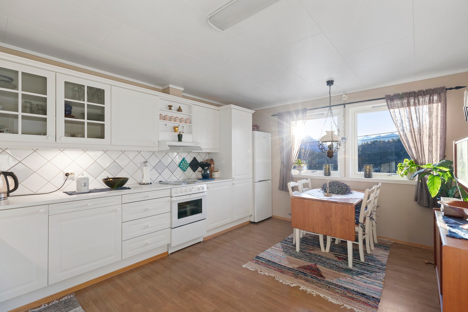 L-formet innredning fra byggeår med opplegg for frittstående hvitevarer Galleribilde