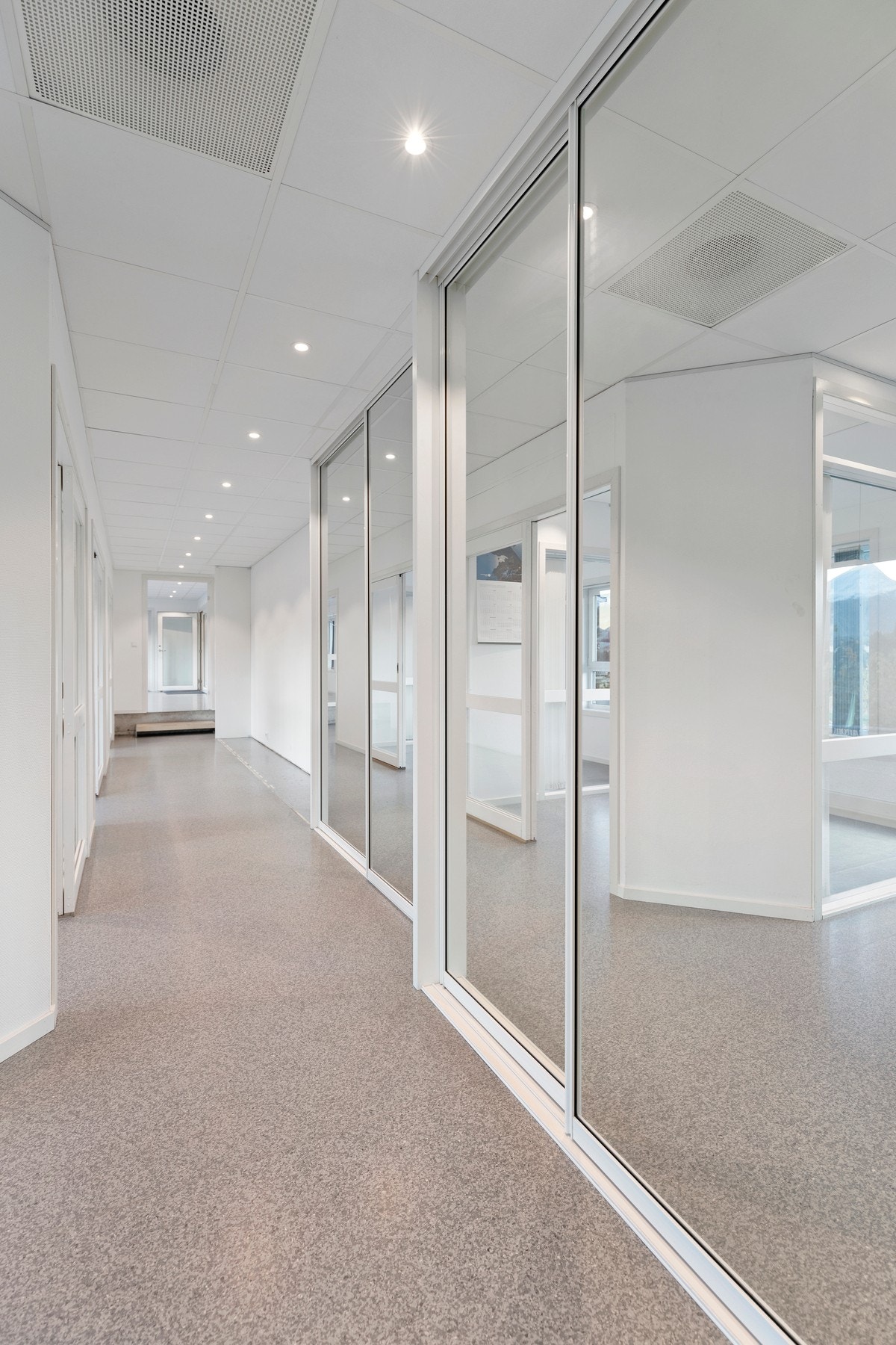 Gangarealene er i stor grad utstyrt med skyvedørsgarderober for lagring Galleribilde