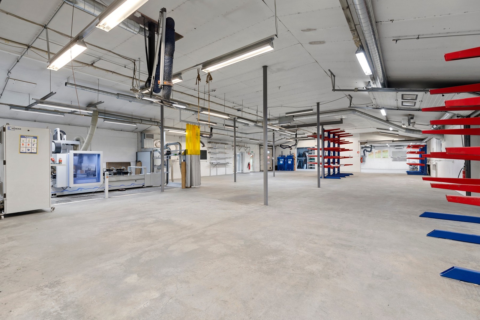 Produksjonen ligger som et knutepunkt, med utgang til lager, kundemottak, toalett, garderober og kantine Galleribilde