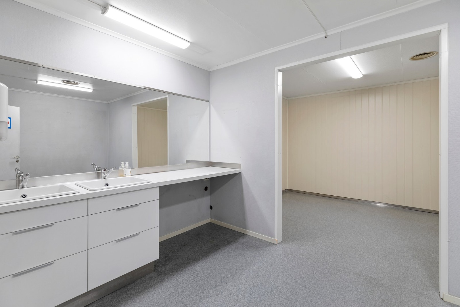 Garderobe med servanter og innredning Galleribilde