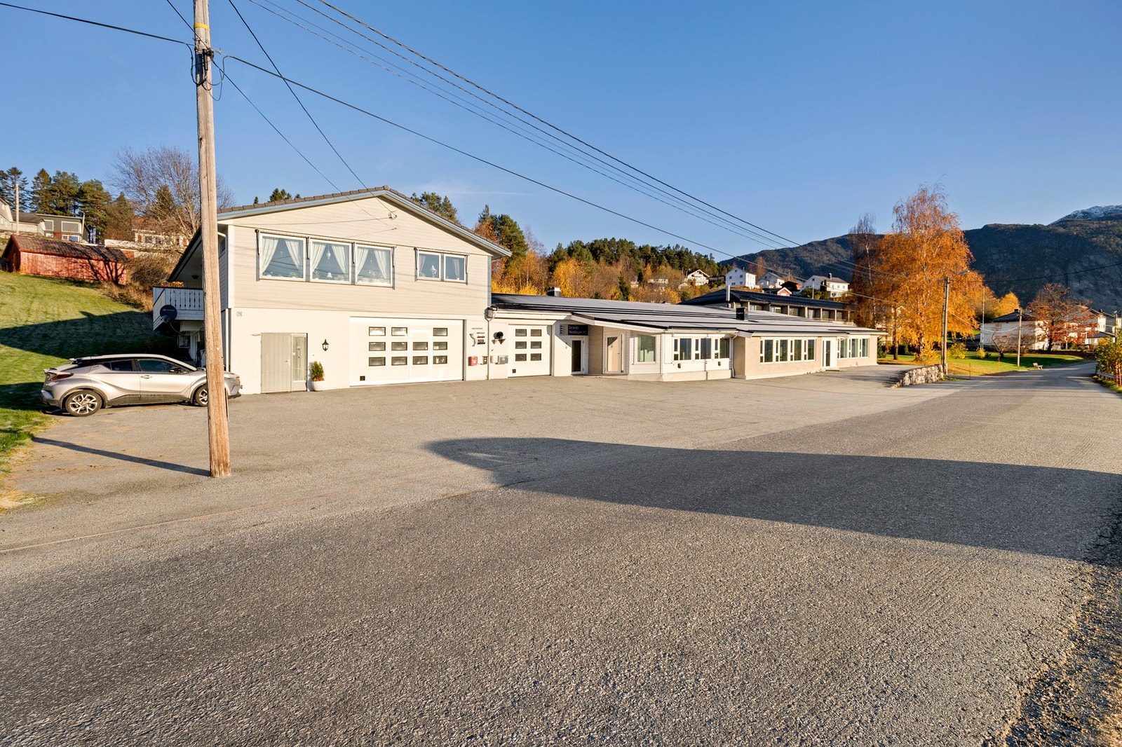 Leiligheten har et løpende leieforhold med 3 mnders oppsigelse, og om hele eiendommen skal leveres ledig må det tas forbehold om det ved bud Galleribilde