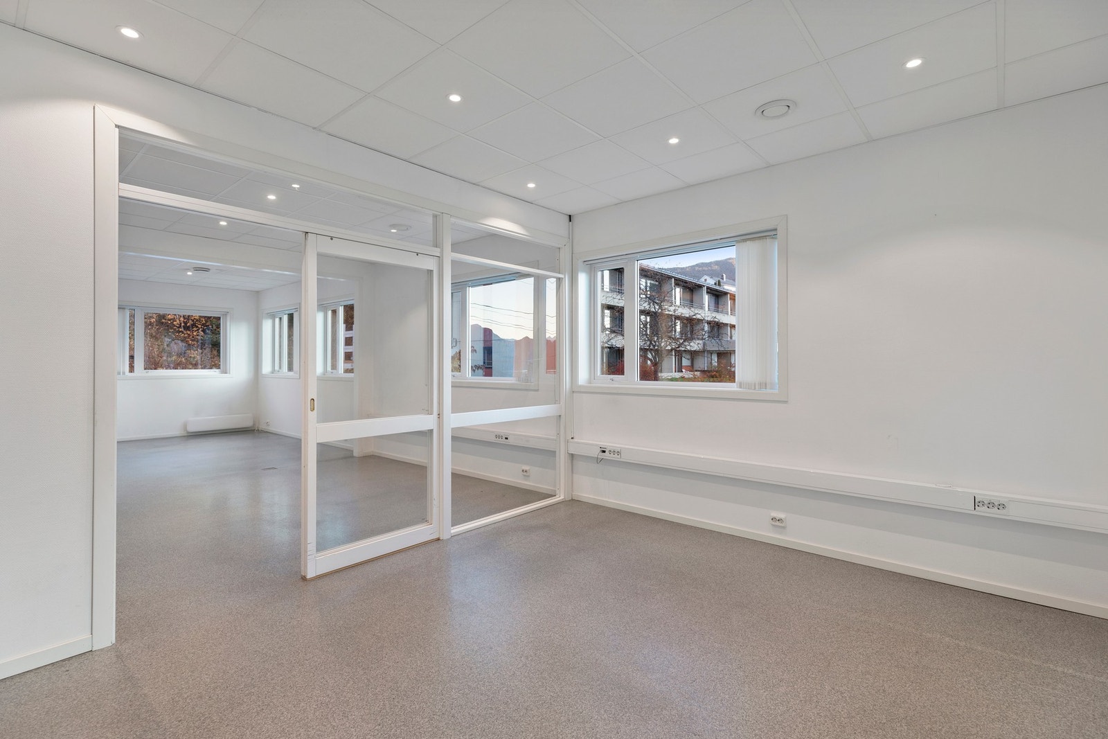 Møterom med glasskyvedør til kantine Galleribilde