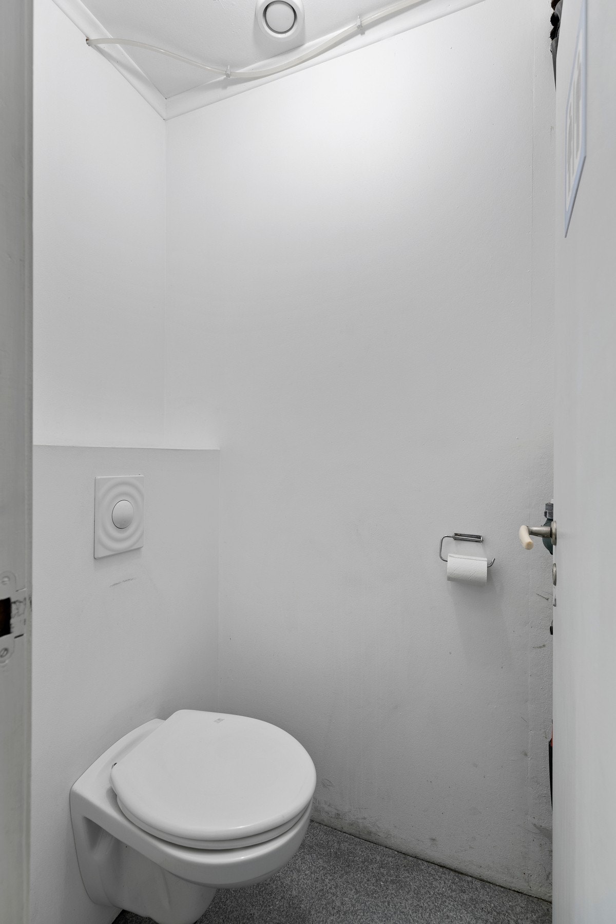 Toalettrom med vegghengt toalett Galleribilde