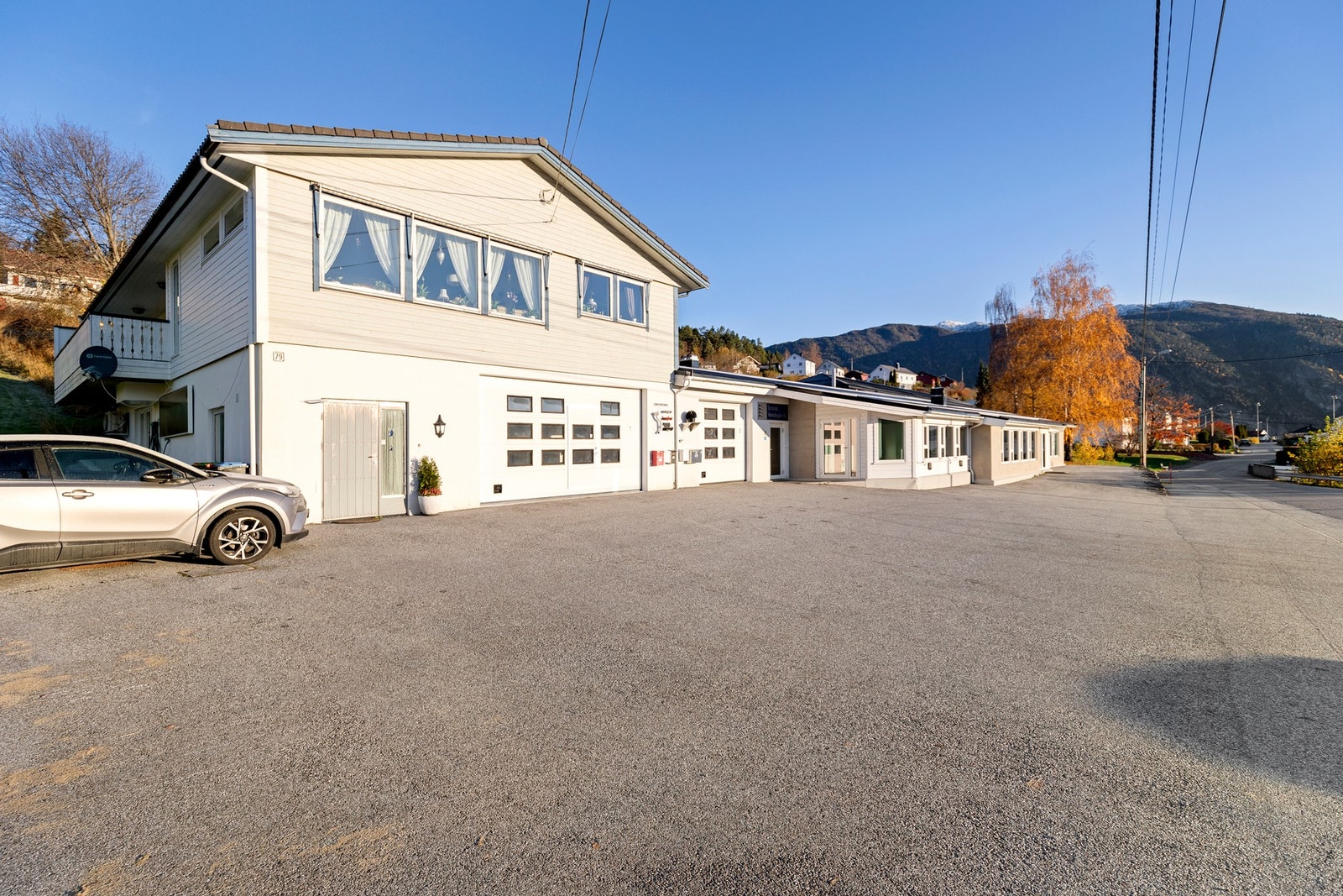 Leiligheten er beliggende i andreetasje i tilbygget fra 1992, og er på rundt 130 kvm Galleribilde