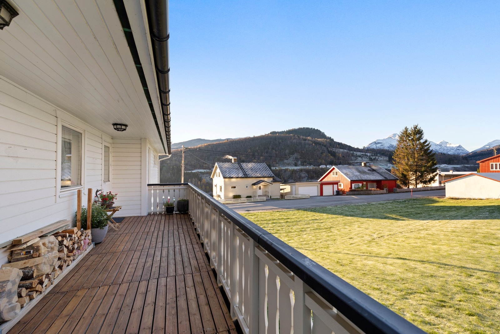 Verandaen er delvis overbygd, og har også dør til hovedsoverommet Galleribilde