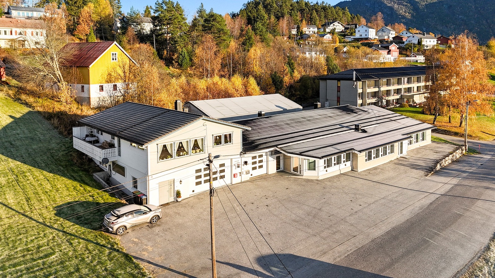 Eiendommen har romslig, asfaltert parkeringsareal, og tre elbilladere Galleribilde