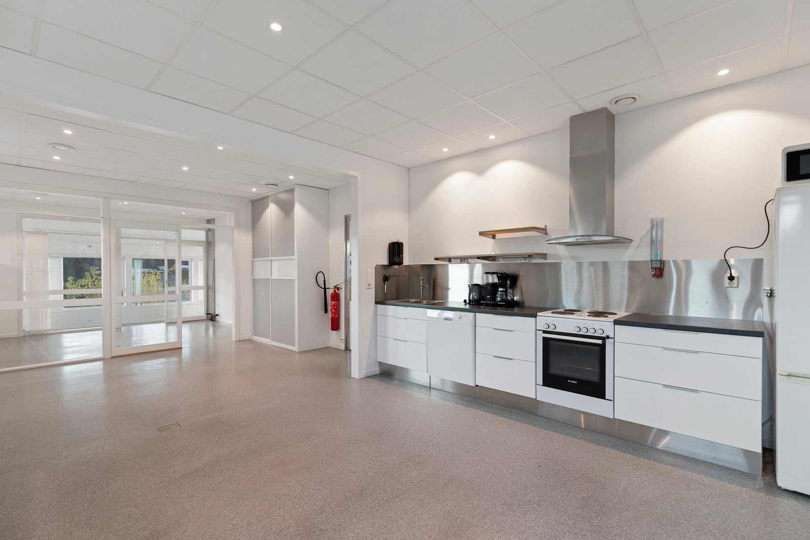 Innredningen har glatte, lettstelte fronter, og opplegg for komfyr og oppvaskmaskin Galleribilde