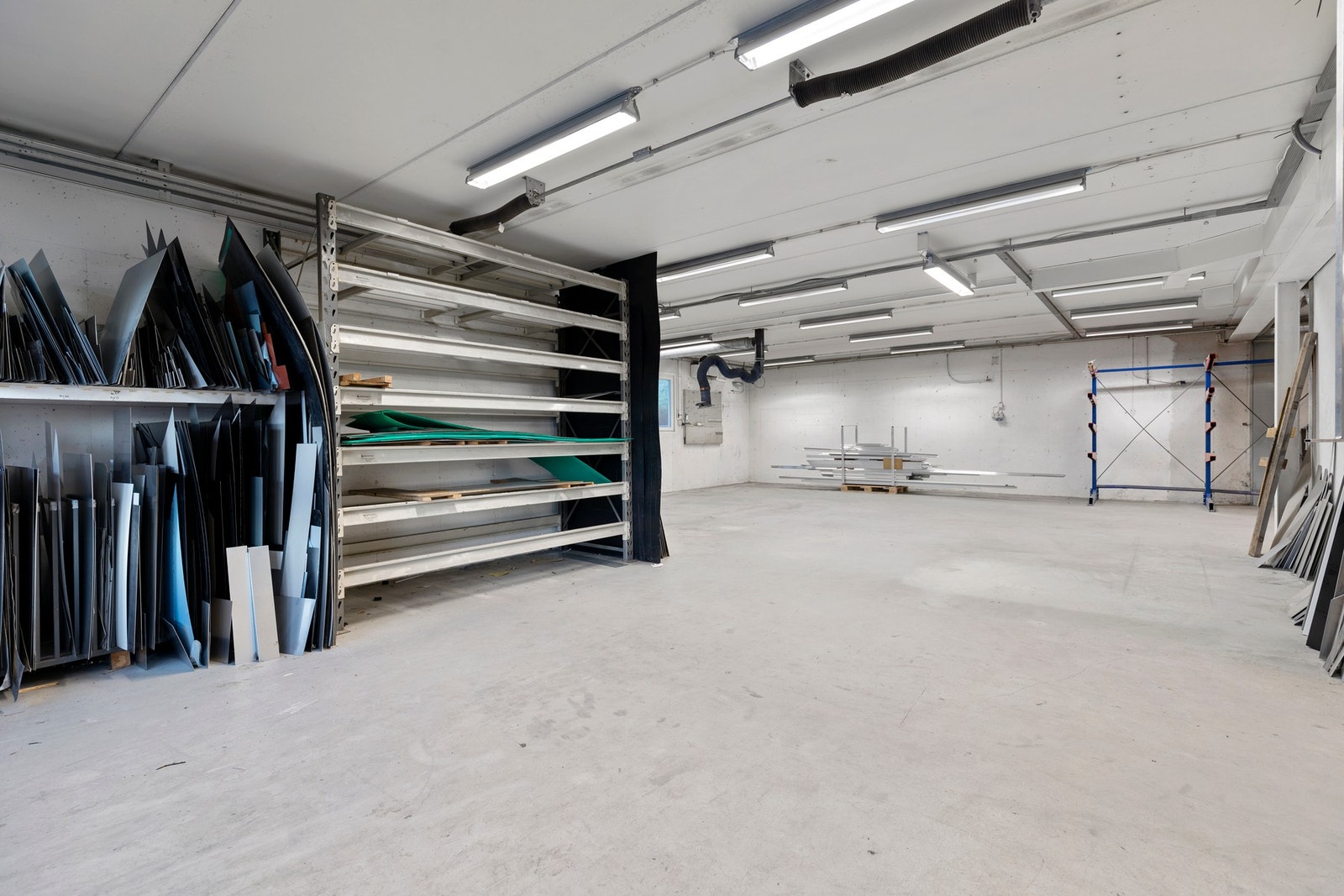 Det er også montert skyllekum her, og i likhet med produksjonen er det rikelig opplegg med strøm- og trykkluftsuttak Galleribilde