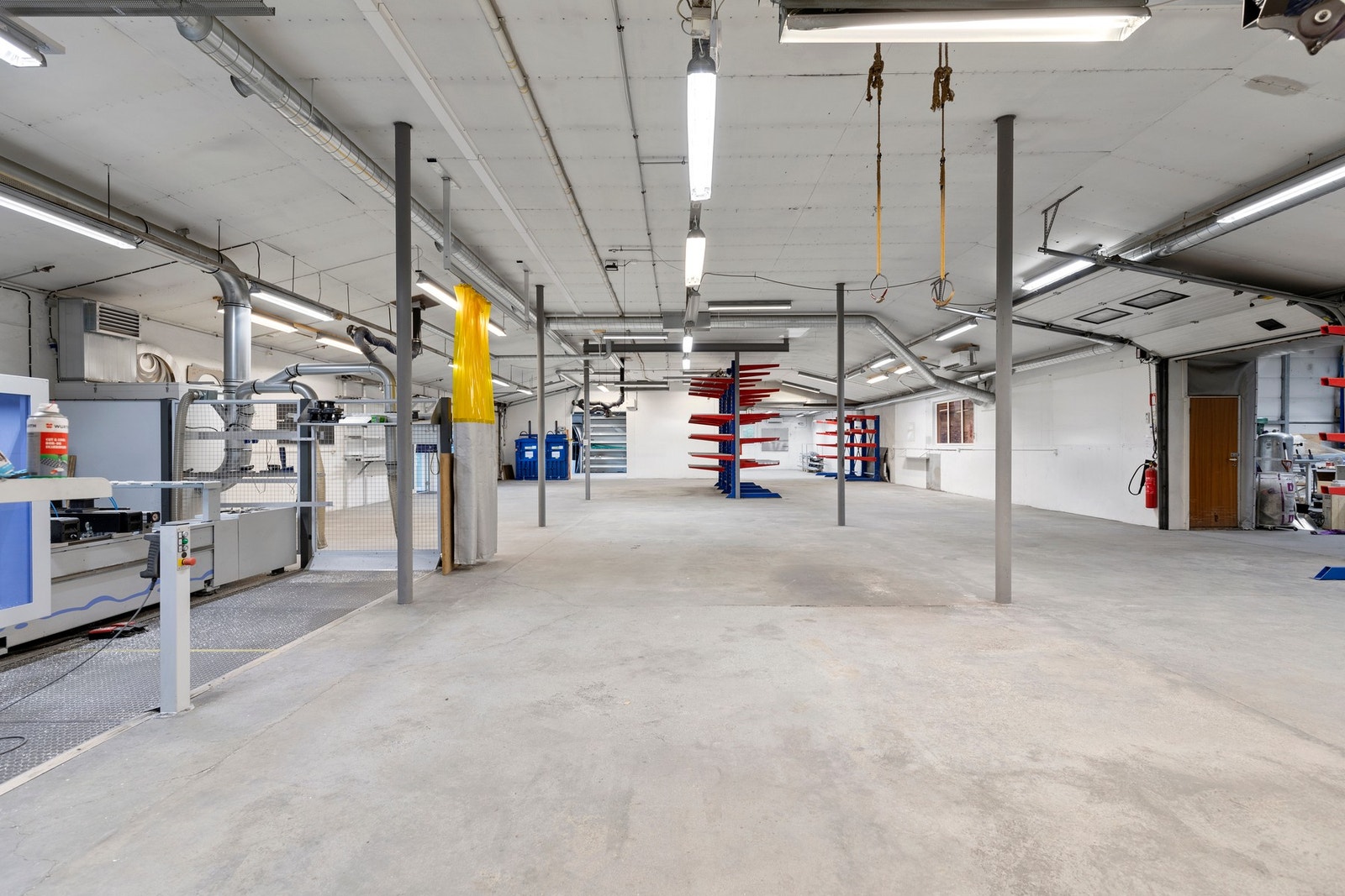 Hele førstetasje ble oppgradert med LEDbelysning i 2023. Oppvarming med tre stk varmepumper (luft/luft) Galleribilde