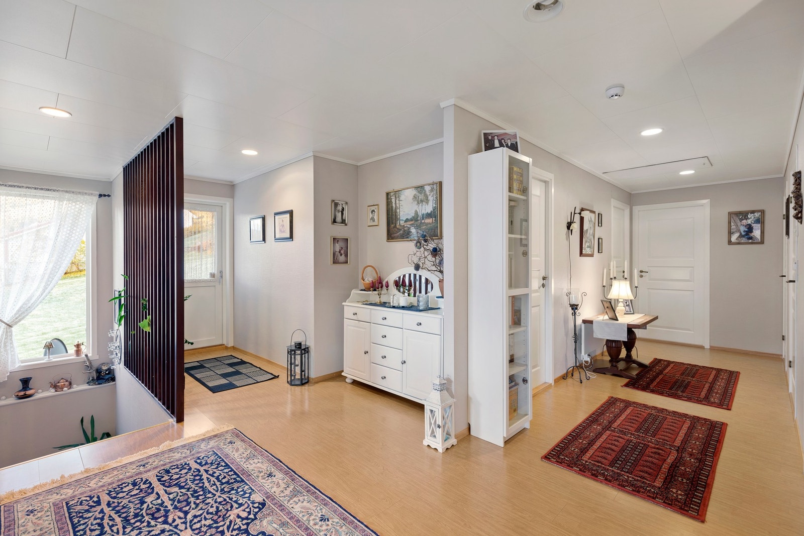 Leiligheten holder generelt en standard fra 90-tallet med gulvoverflater av laminatgulv, vegger med stietapeter og himlinger kledd med himlingsplate Galleribilde