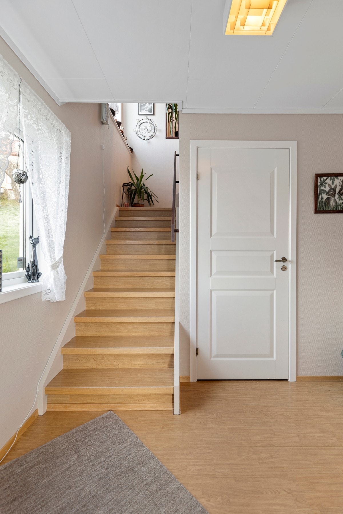 Leiligheten har egen inngang, til vindfang, og hall med gulvvarme. Her er det også etablert bod Galleribilde