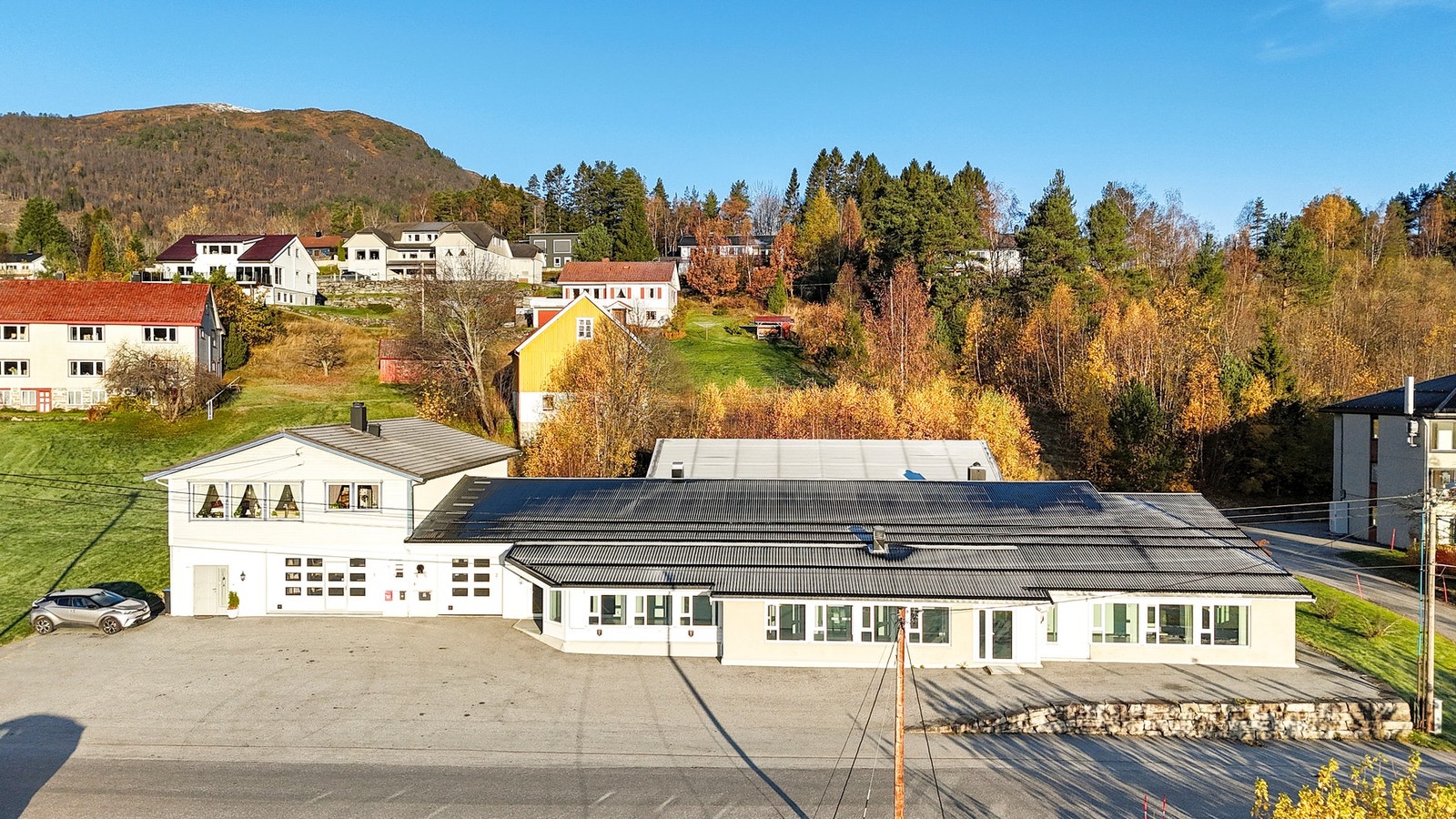 Bygget har to leddporter i front, samt inngangsdør til lager, produksjon og kundemottak. Leiligheten har egen inngang (til venstre) Galleribilde