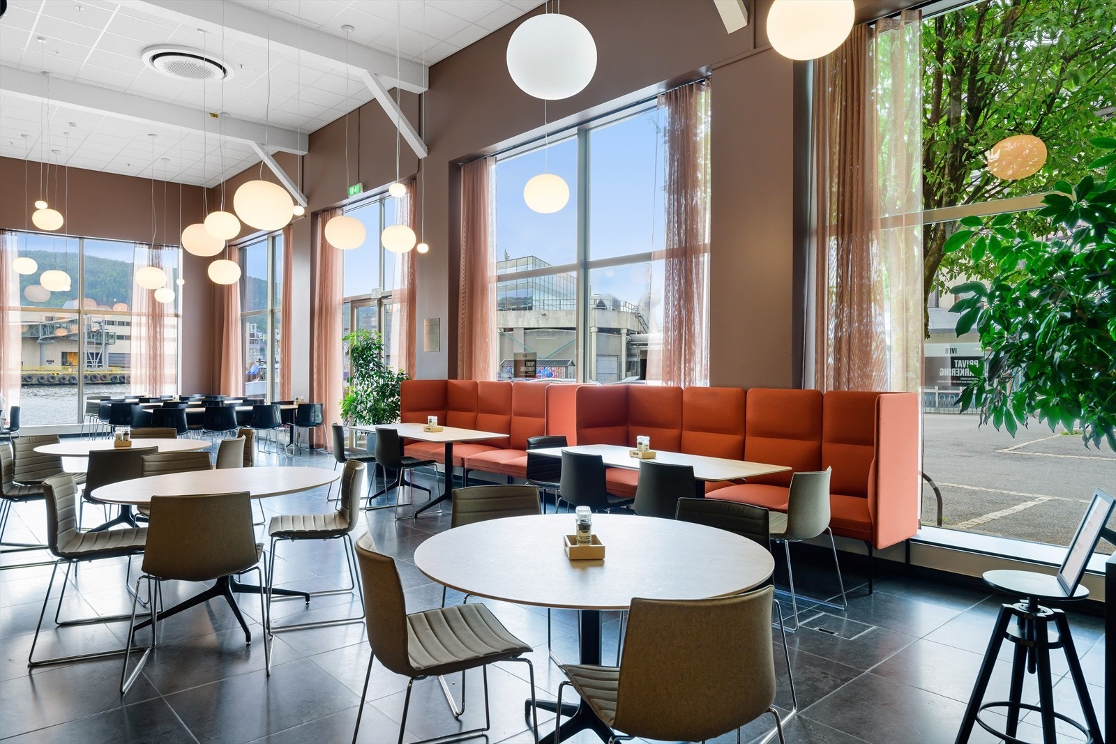 Innbydende spiseplass sjøkanten. Kan benyttes til arrangementer.