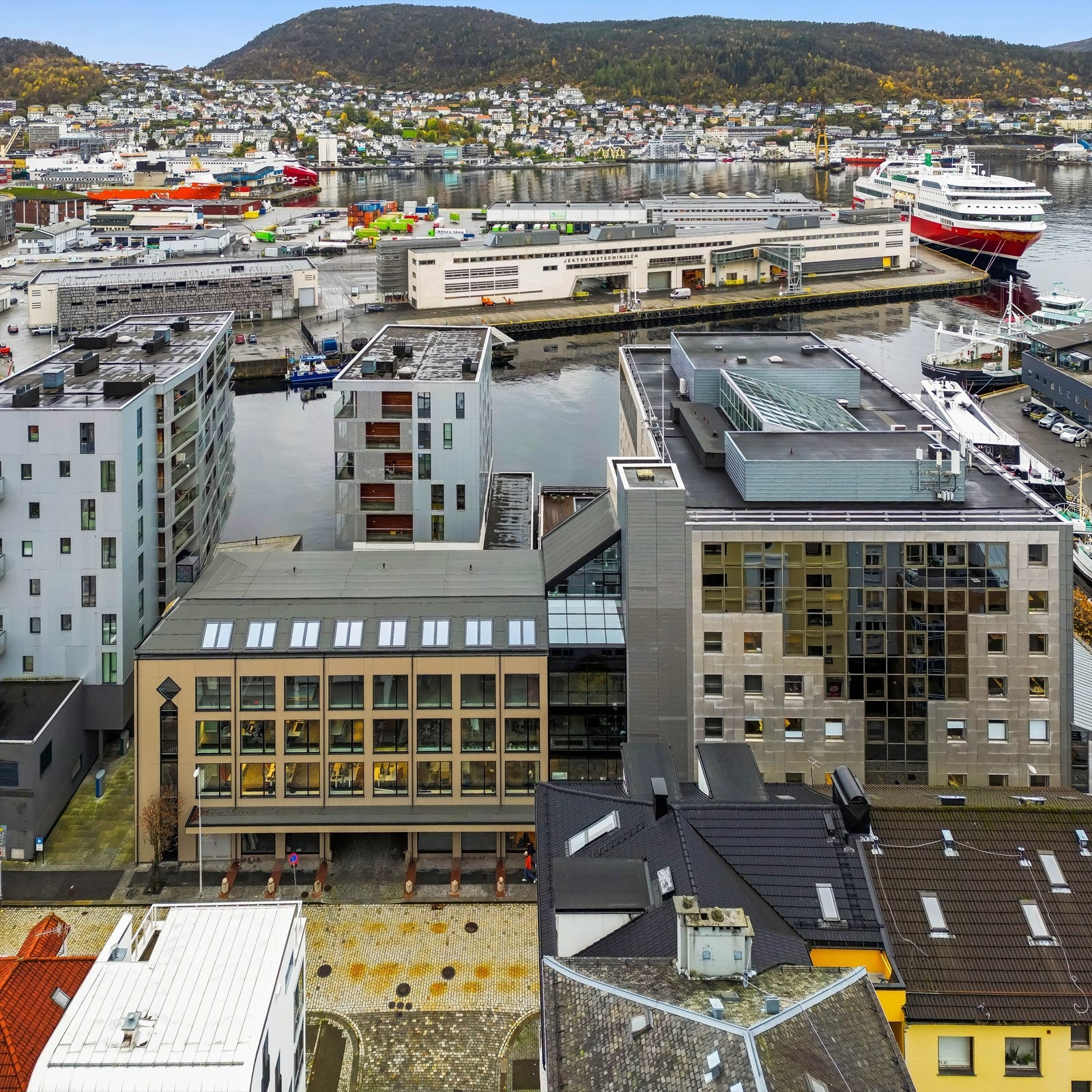 Nøstegaten 58 beliggende helt i vannkanten.