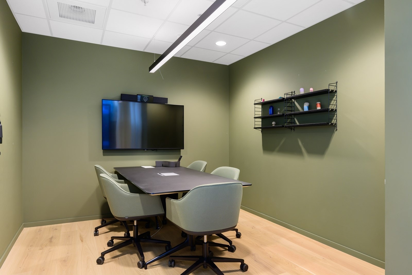 Møteroms-pool med AV-utstyr inkludert i leien. Bookes online eller på skjerm.