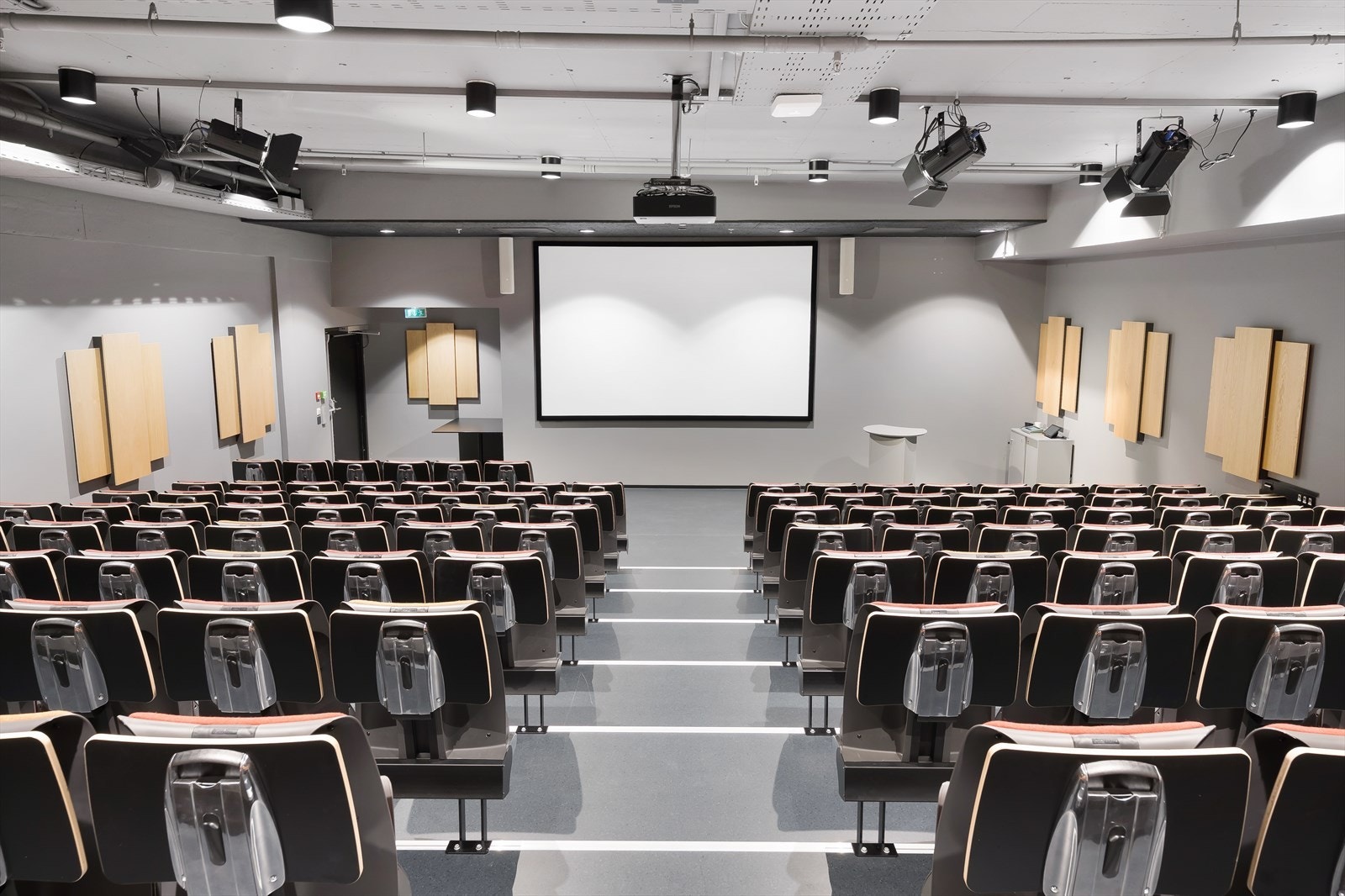 Topp moderne auditorium med 144 plasser, inkludert i leien.