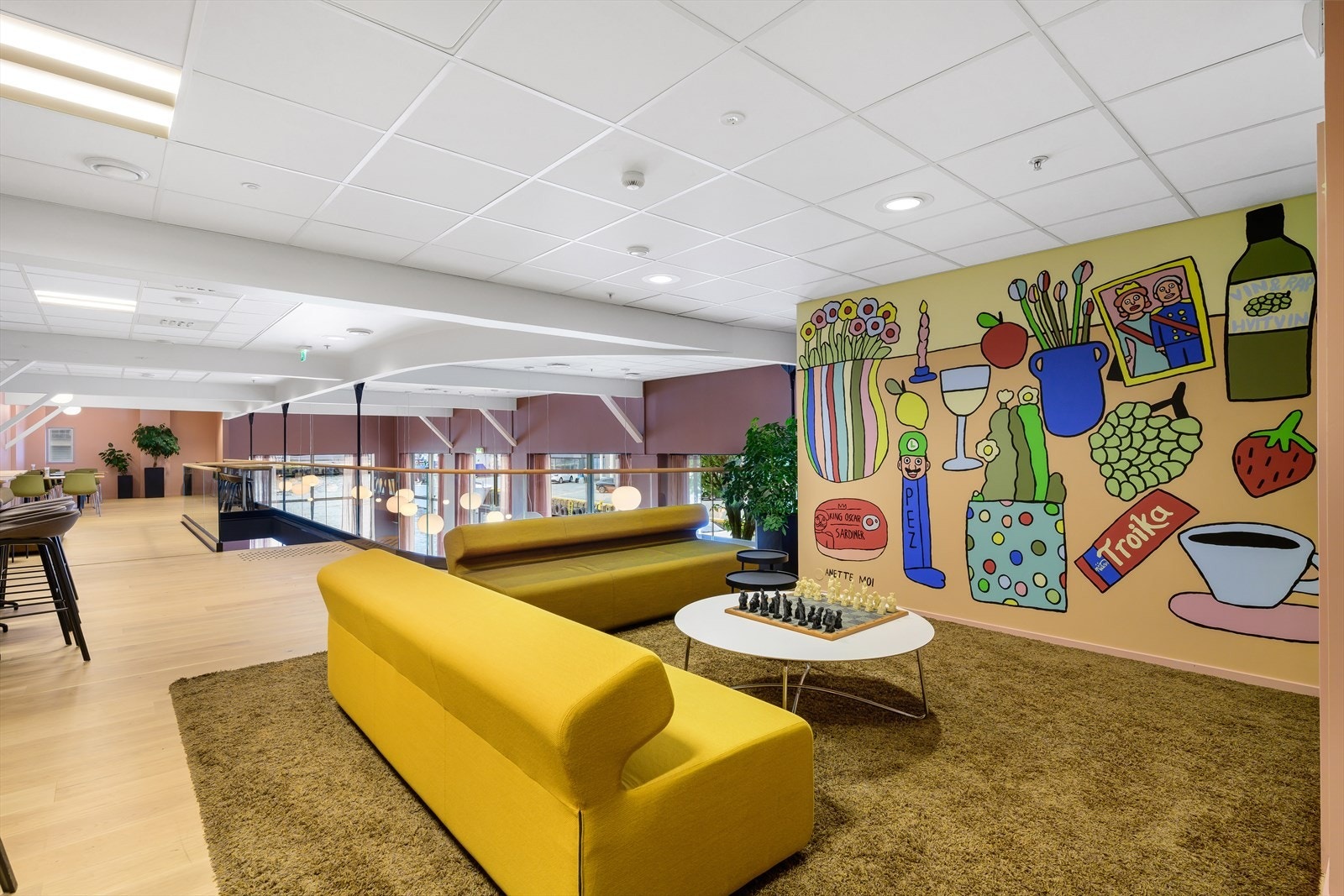 Innbydende spiseplass sjøkanten. Kan benyttes til arrangementer.