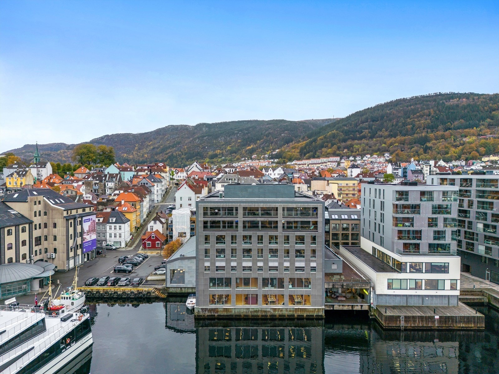 Nøstegaten 58 beliggende helt i vannkanten.