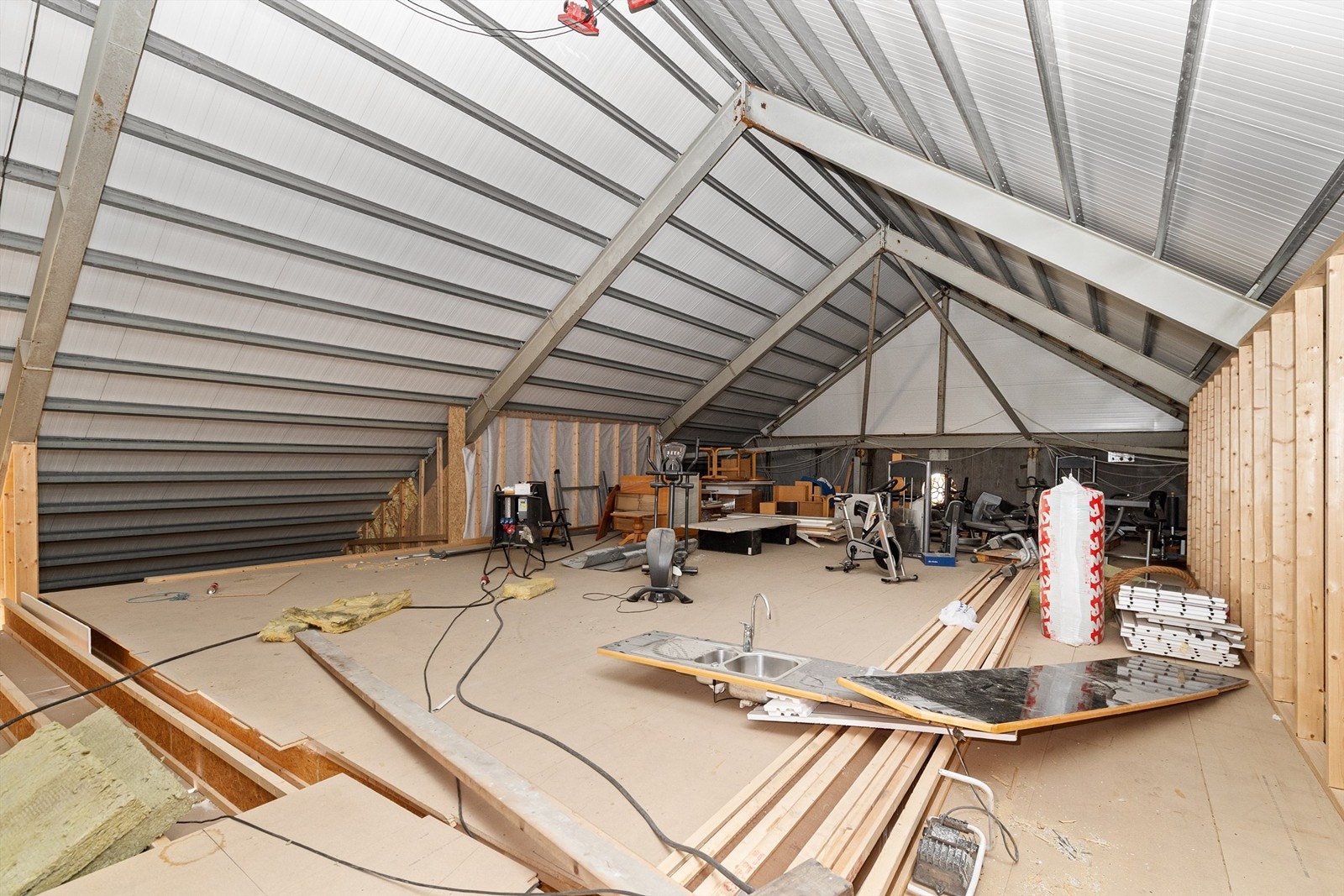 Mesanin som strekker seg over snr 2, 3 og 4. Adkomst via stige, eller gaffeltruck fra snr 1 Galleribilde