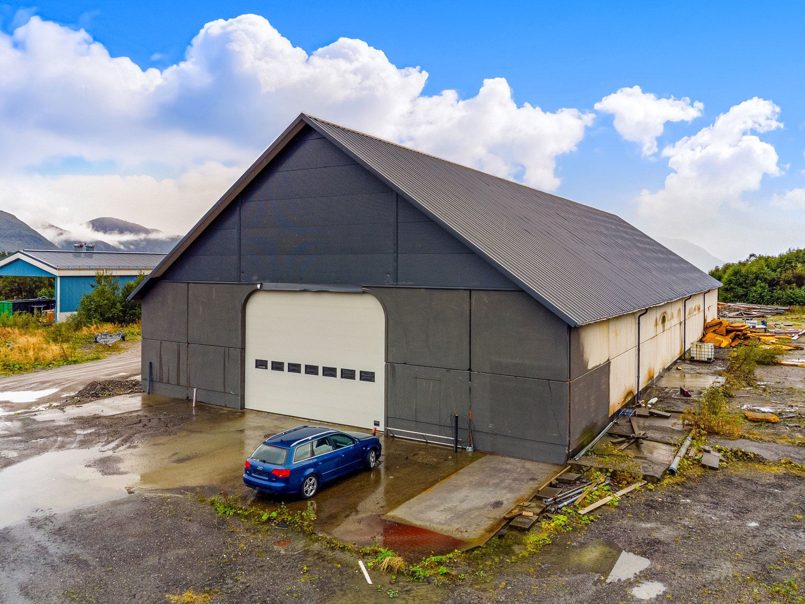 Det må påregnes større påkostninger for gjenstående arbeider både ved utvendige fasader, brannkonsept og innvendige arbeider. Godkjente tegninger av bygningen samsvarer ikke med dagens forhold. Galleribilde
