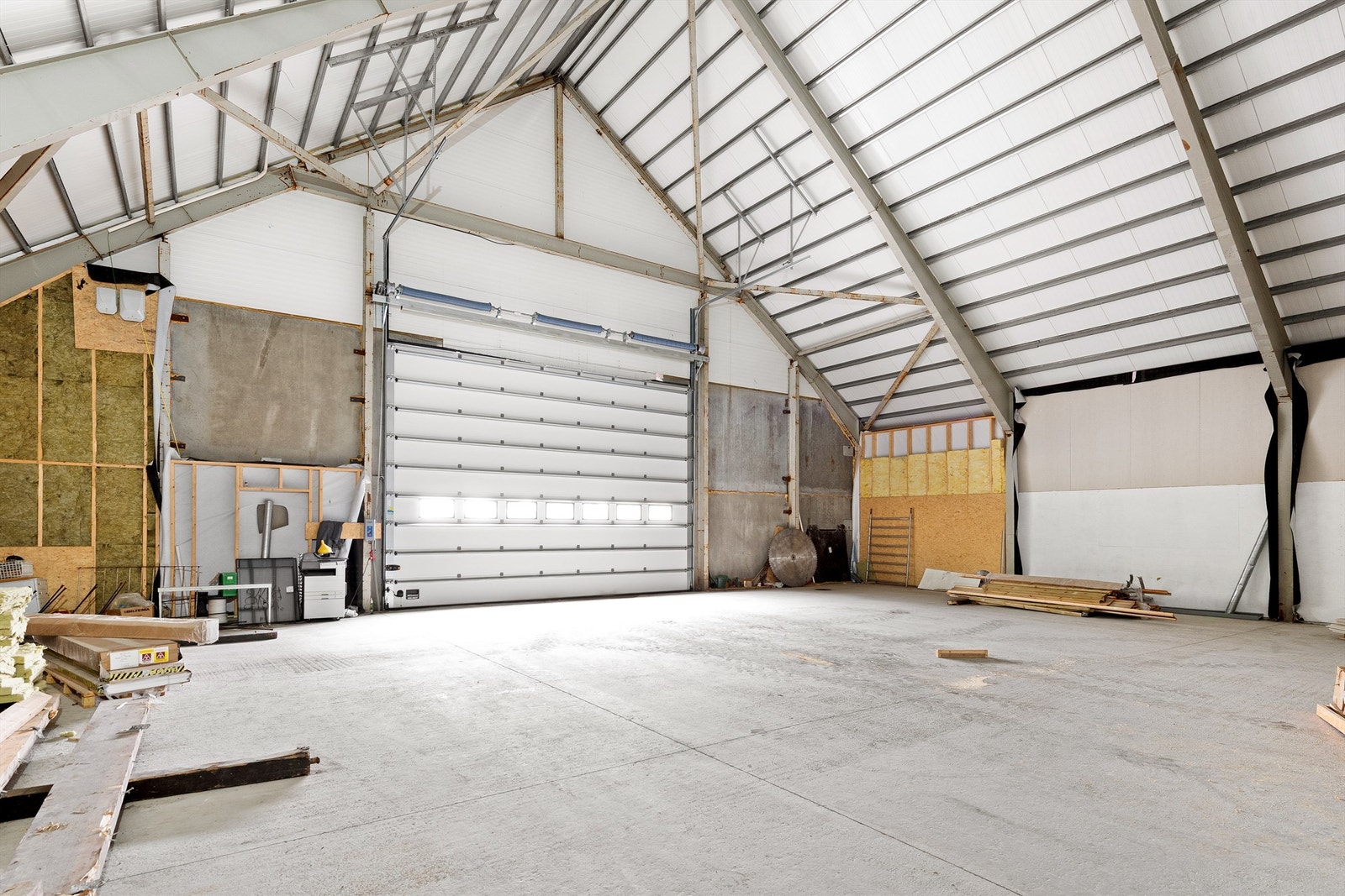 Snr 1 med stor port på enden av bygget - tilgang til Mesanin med gaffeltruck Galleribilde