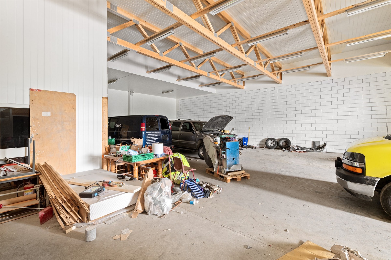 Snr 1 lagerhall. Med adkomst via garasjeport fra siden av bygget, samt inngangsdør. Galleribilde