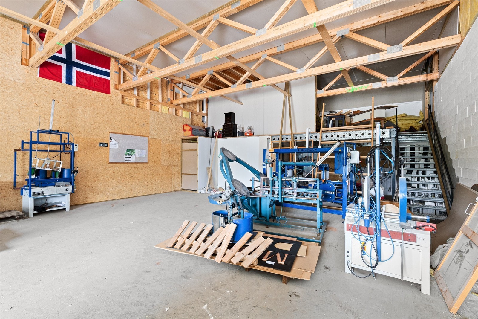 Snr 2 med adkomst via garasjeport fra siden av bygget Galleribilde