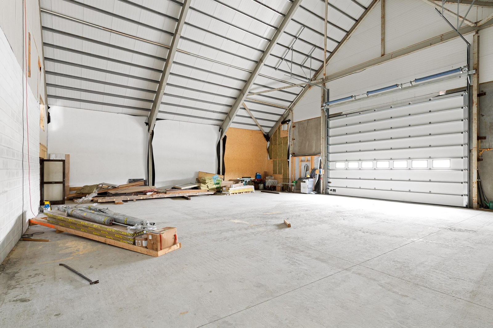 Snr 1 med stor port på enden av bygget - tilgang til Mesanin med gaffeltruck Galleribilde