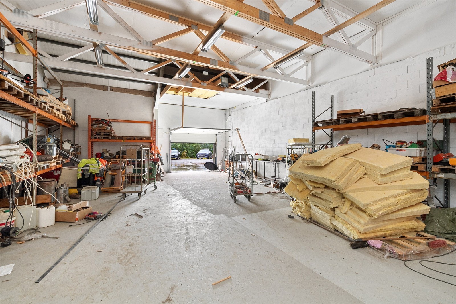 Snr 2 med adkomst via garasjeport fra siden av bygget Galleribilde