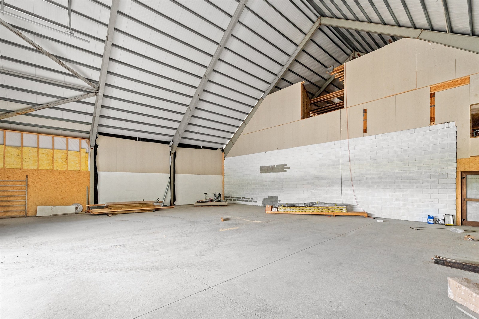 Snr 1 med stor port på enden av bygget - tilgang til Mesanin med gaffeltruck Galleribilde