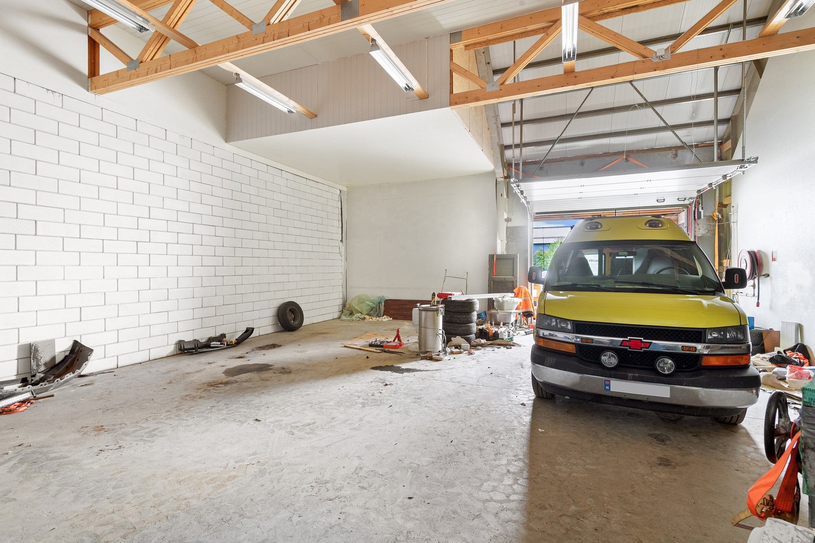 Snr 1 lagerhall. Med adkomst via garasjeport fra siden av bygget, samt inngangsdør. Galleribilde