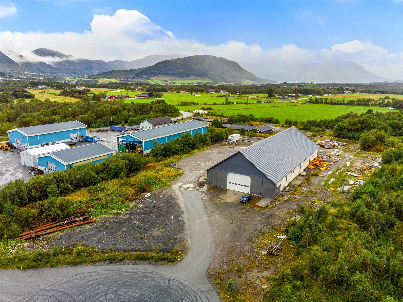 Eiendommen ligger i et etablert og regulert område for industri/næring med spredte landbrukseiendommer på Varhol i Hustadvika kommune. Galleribilde